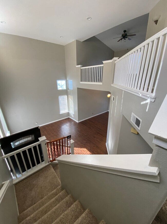 Building Photo - North Hanford, beautiful view and a small pet is ok, what more could you ask for?