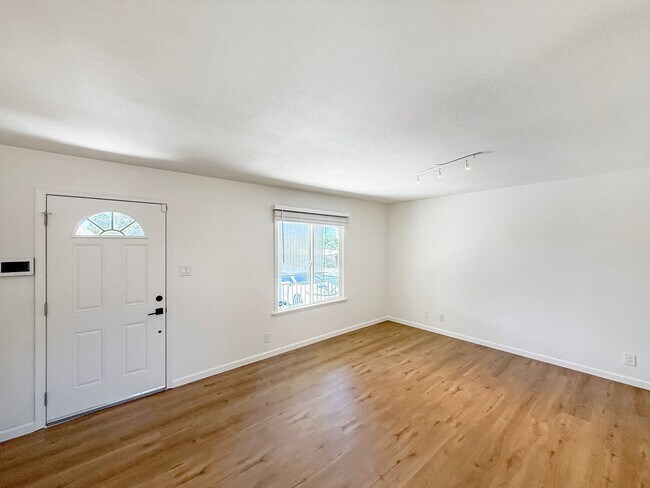 Building Photo - Beautiful 2B/1BA Home in Vista Now Availab...