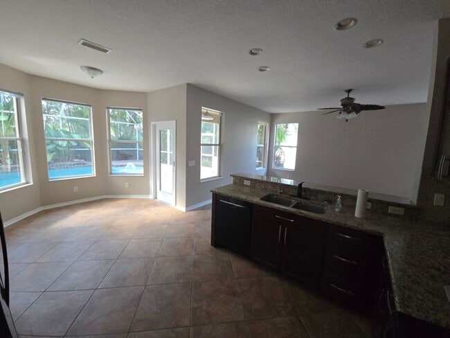 Building Photo - Newly Renovated 4/3 w/pool