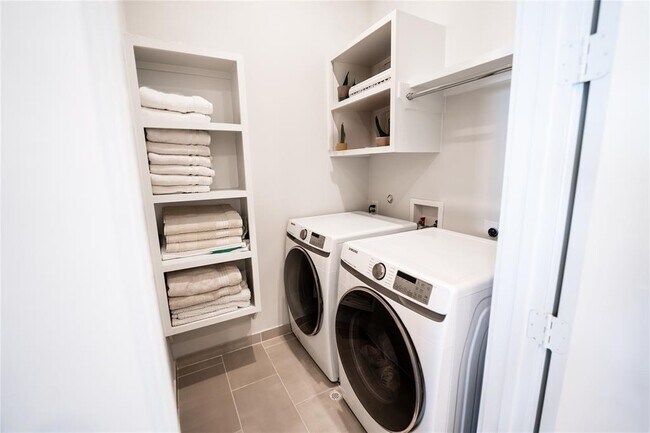 Building Photo - 827 Martin St