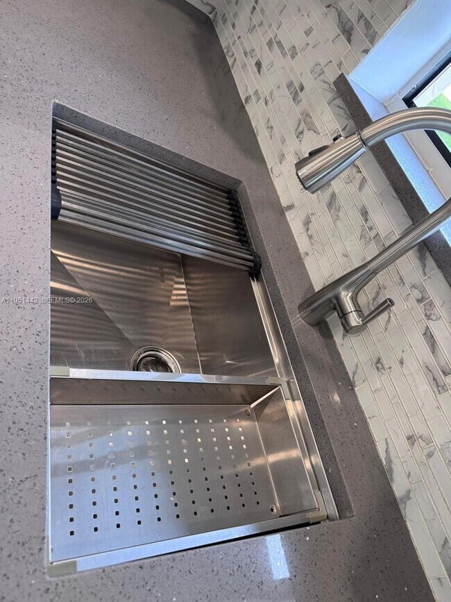 Building Photo - 5917 Vía Vermilya