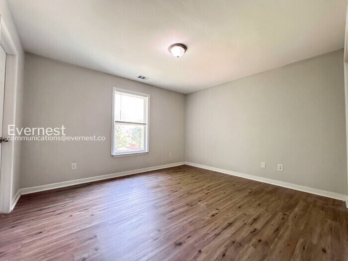 Building Photo - 841 Ridge Ave NW