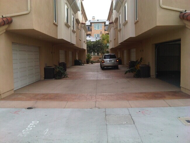 Building Photo - 4054 1st Ave