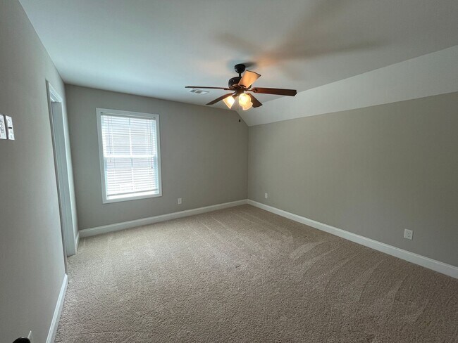 Building Photo - Amazing 5 Bedroom Craftsman-Style Home in Martinez! MOVE IN SPECIAL!