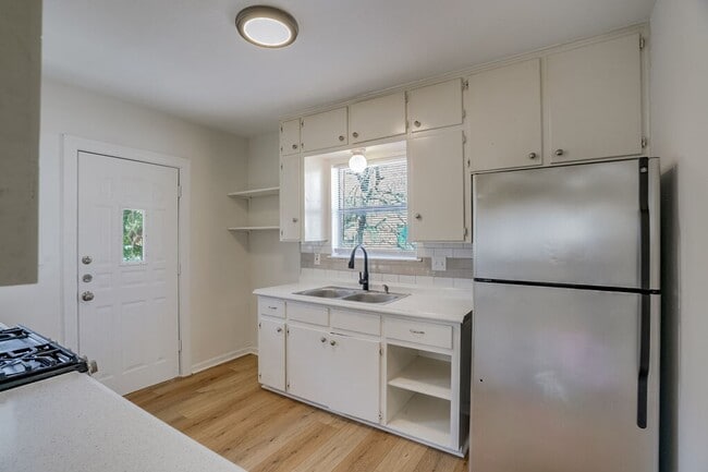 Building Photo - 2933 Moss St