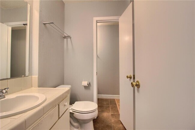 Building Photo - 2122 Hancock Dr