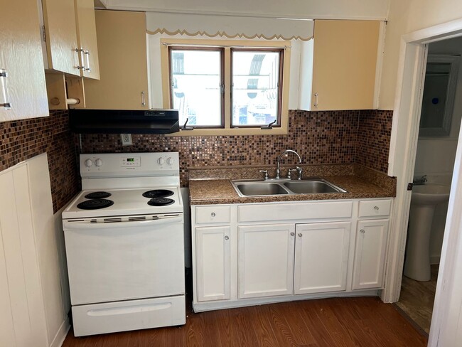 Building Photo - Beautiful 3 Bed/1 Bath Single Family Home ...
