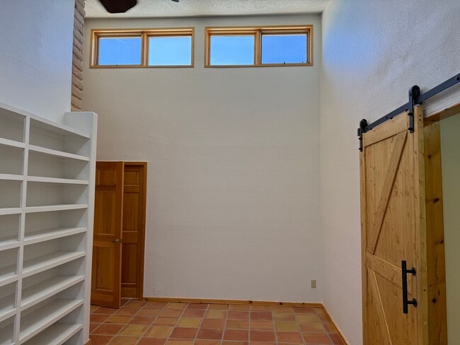 Building Photo - 5 Oriente Ct