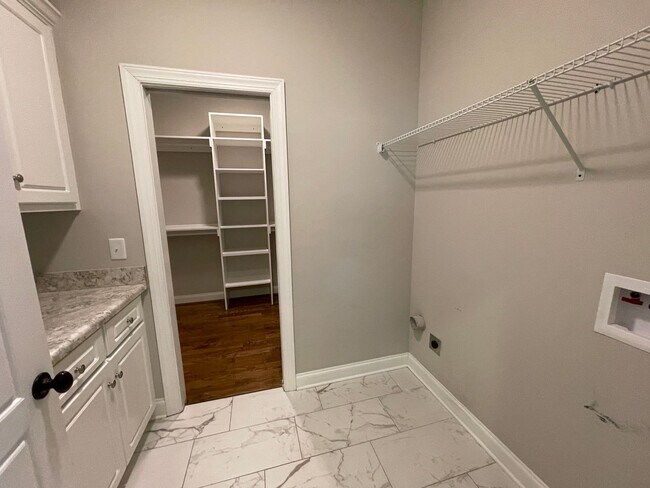 Building Photo - Amazing 5 Bedroom Craftsman-Style Home in Martinez! MOVE IN SPECIAL!