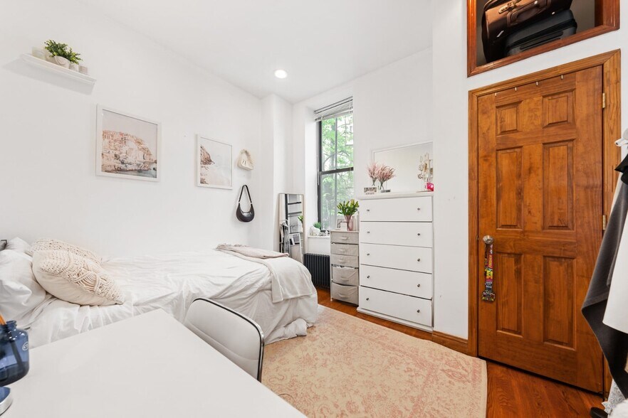 Building Photo - 321 E 14th St