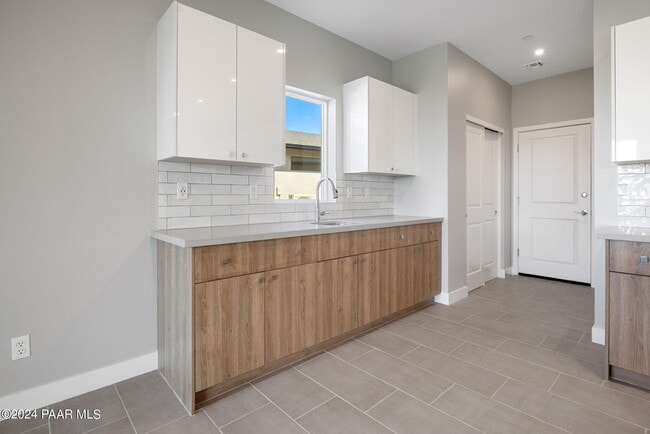 Building Photo - 1330 Rockwood Dr