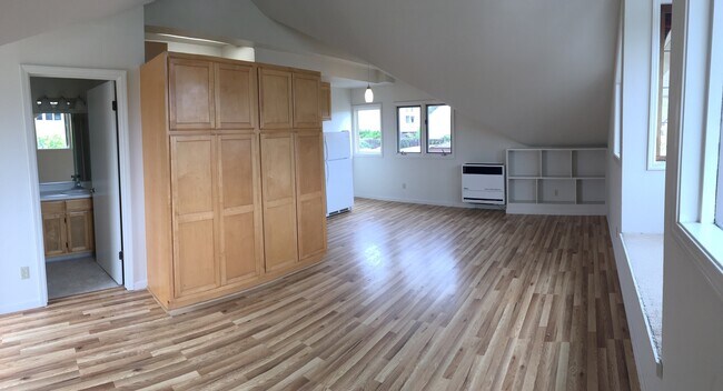 Building Photo - CM237L
