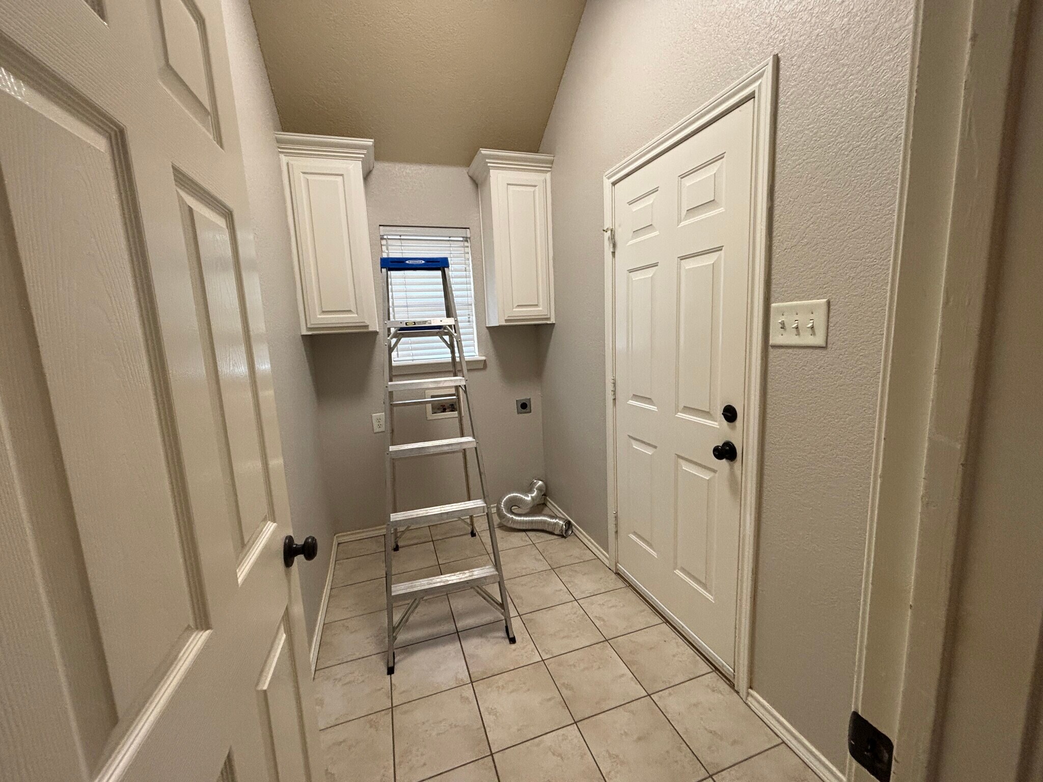 Building Photo - 1806 Sand Stone Dr