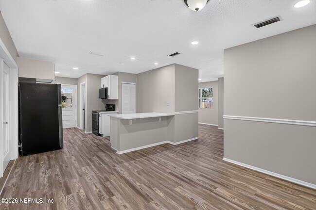 Building Photo - 417 Pine Ave
