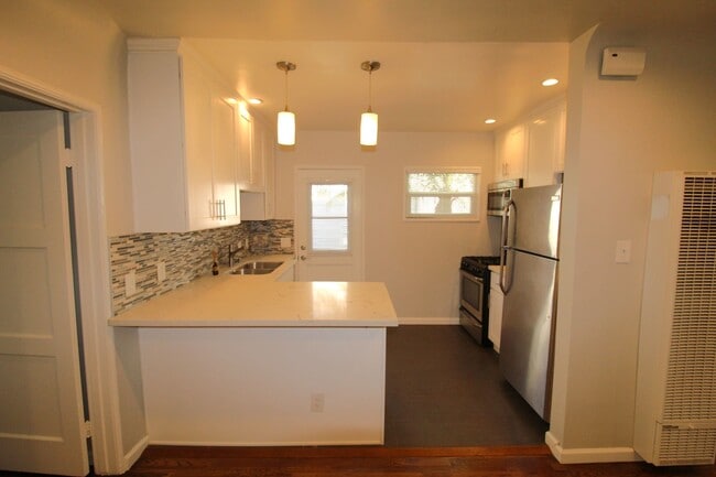 Building Photo - Quaint Midtown Ventura Duplex w/Many Upgra...