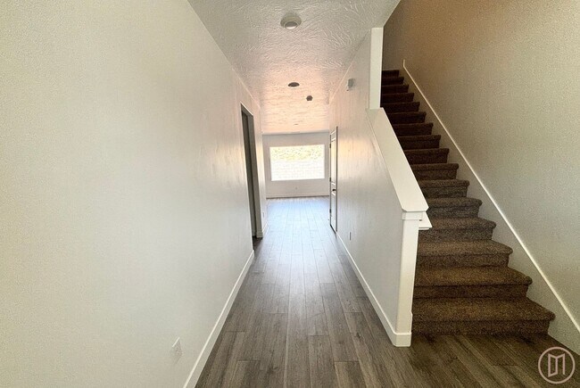 Building Photo - LIKE NEW Home in Long Valley!