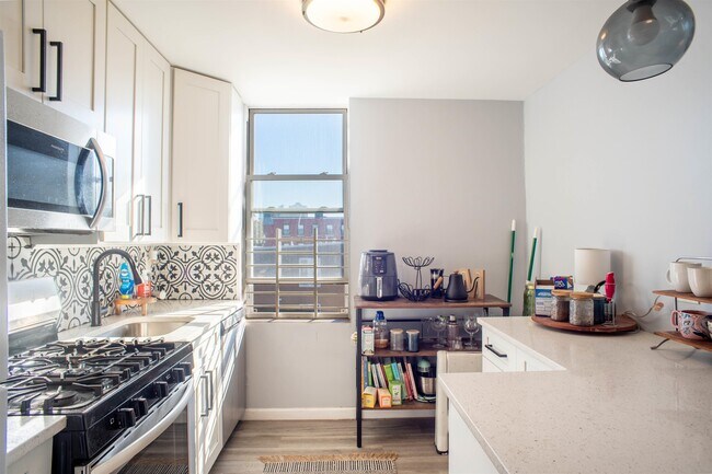 Building Photo - 1614 Summit Ave