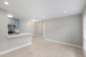 Building Photo - 2101 Fountain View Dr