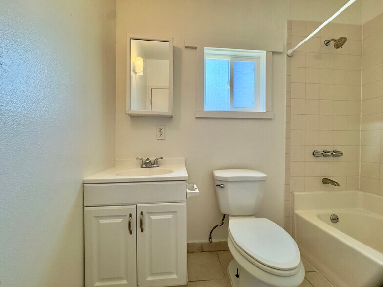 Building Photo - 711 32nd St