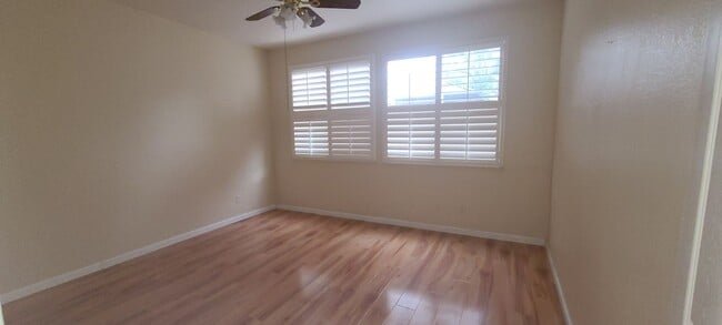 Building Photo - Beautiful 3 Bedroom 2 Bathroom Home in Des...