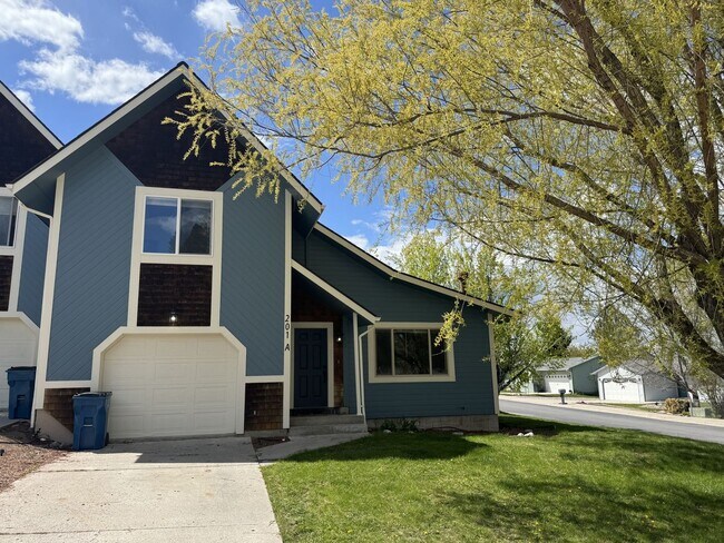 Building Photo - 201 Grandview Way