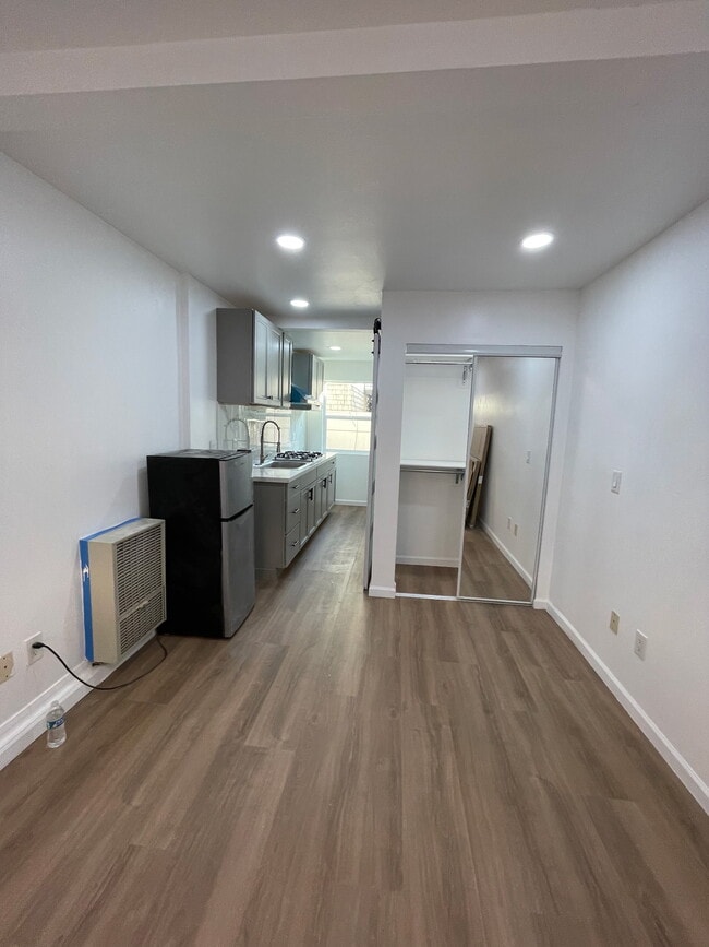 Building Photo - 4063 Lincoln Ave