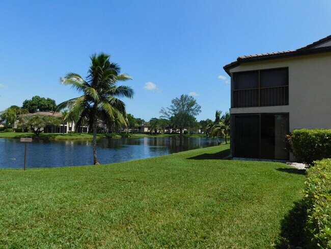 Building Photo - 9285 Vista del Lago