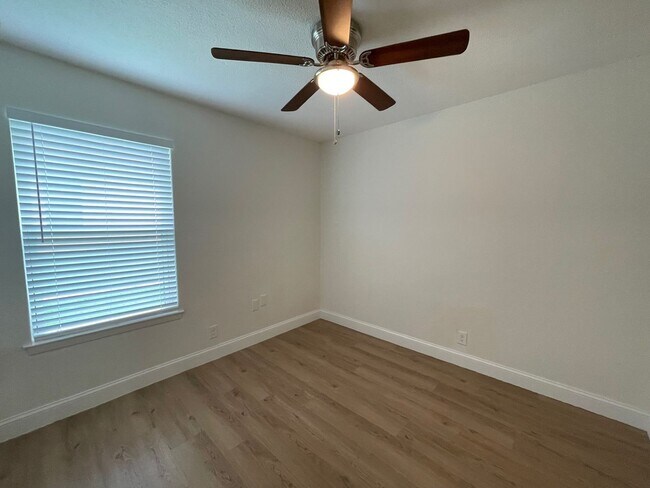 Building Photo - Hosak 208