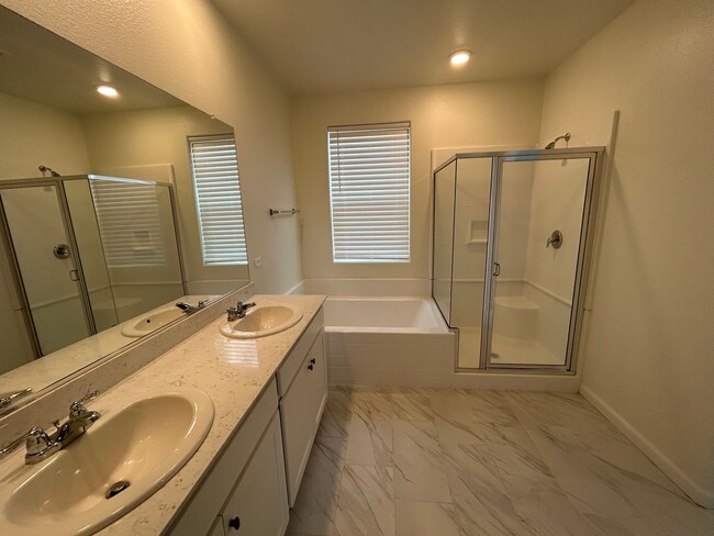 Building Photo - 5 Bedroom 4 Bathroom Home in The Quail Riv...