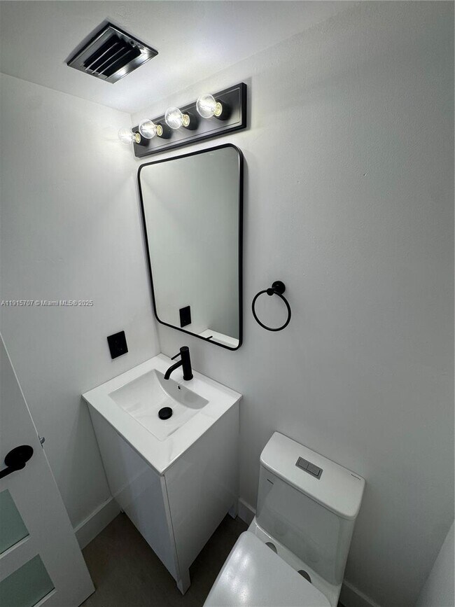 Building Photo - 1701 Washington St