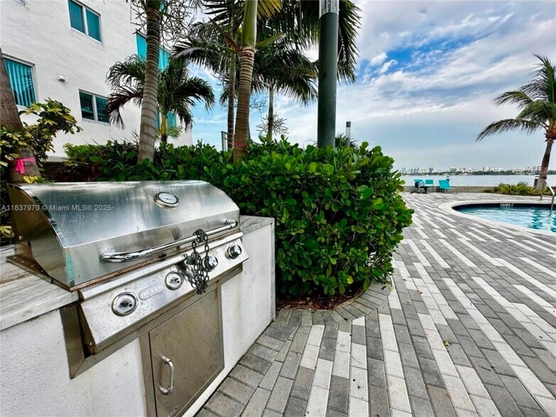 Building Photo - 7501 E Treasure Dr