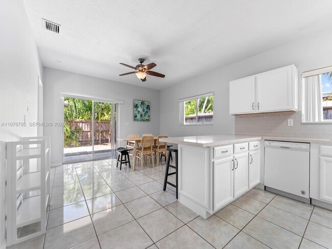 Building Photo - 6 SE Marlin Ave