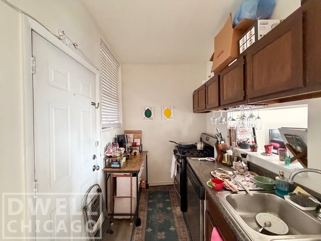 Building Photo - 730 W Roscoe St