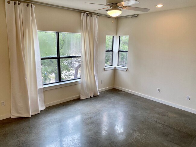 Building Photo - "Fantastic 1-Bedroom Condo off South Congr...