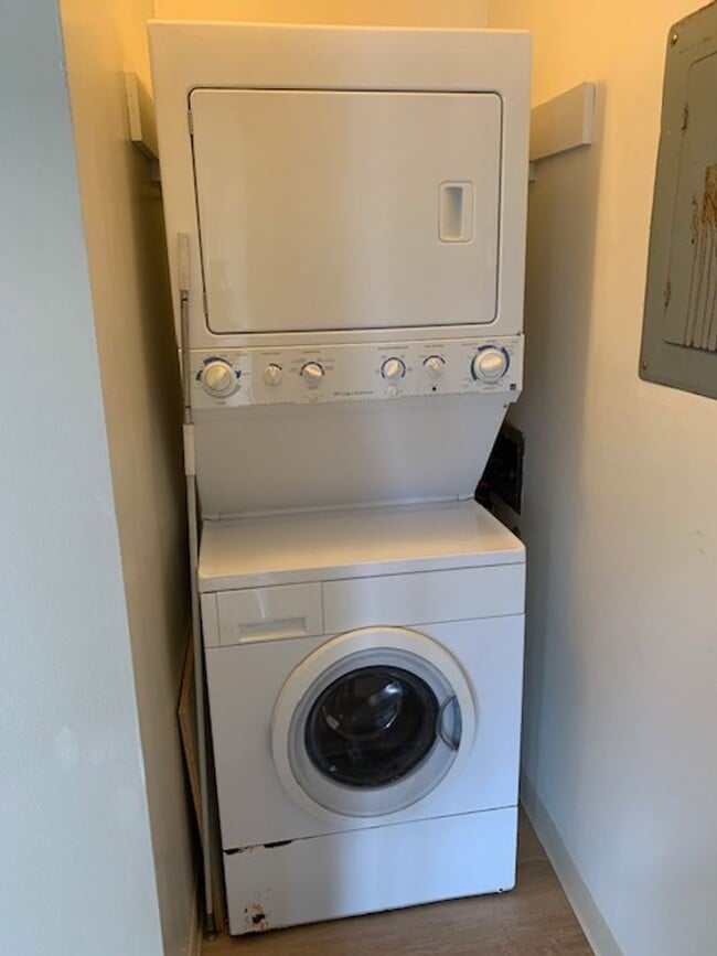 Building Photo - Lilikoi Building (Salt Lake) 1 bedroom, 1 ...