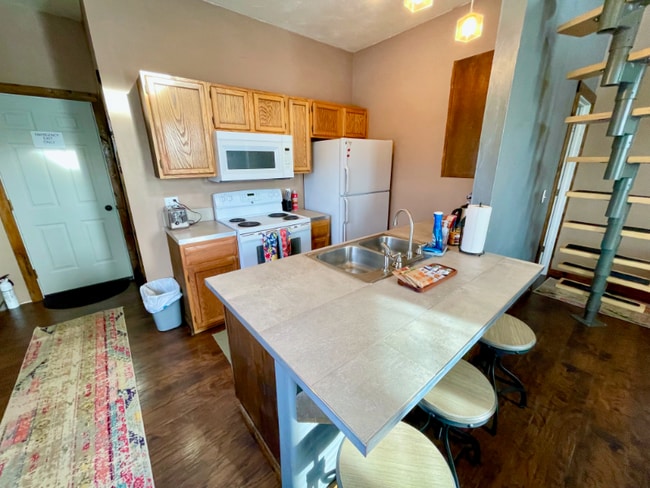 Building Photo - 411 W Quartz St