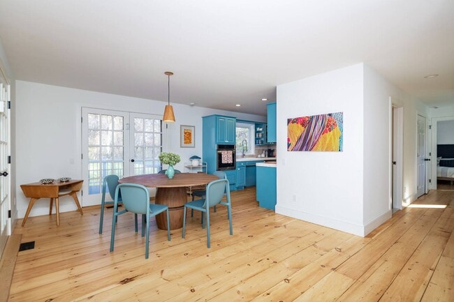 Building Photo - 212 Meadows W