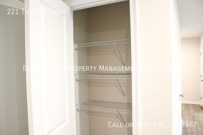 Building Photo - 221 Thicket Dr