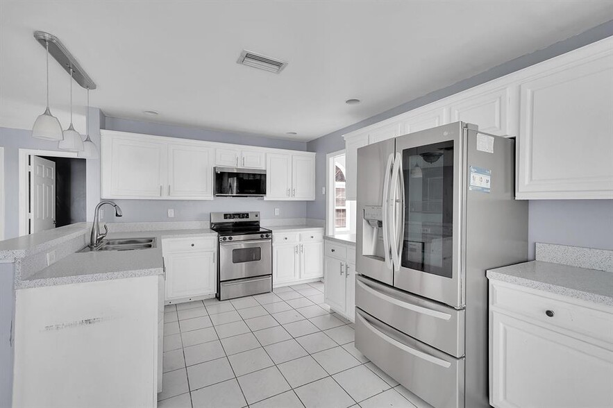 Building Photo - 2865 NW 68th Ln