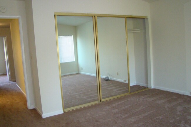 Building Photo - 5-Bedroom, laminate floors, new carpet, 1 ...