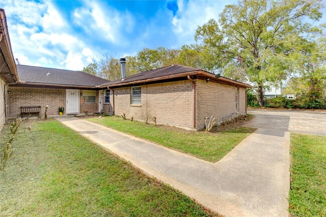 Building Photo - 212 Quaker Dr