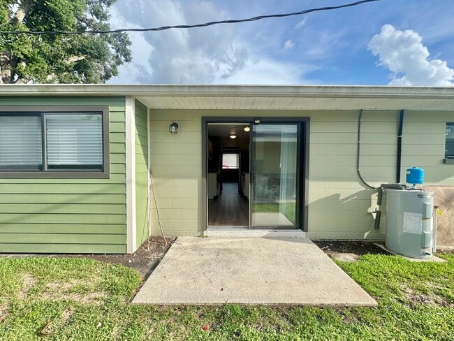 Building Photo - Apartment - Right off Cypress Gardens Blvd!