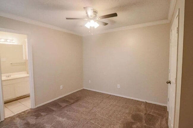 Building Photo - Great 3/3/2 Duplex!