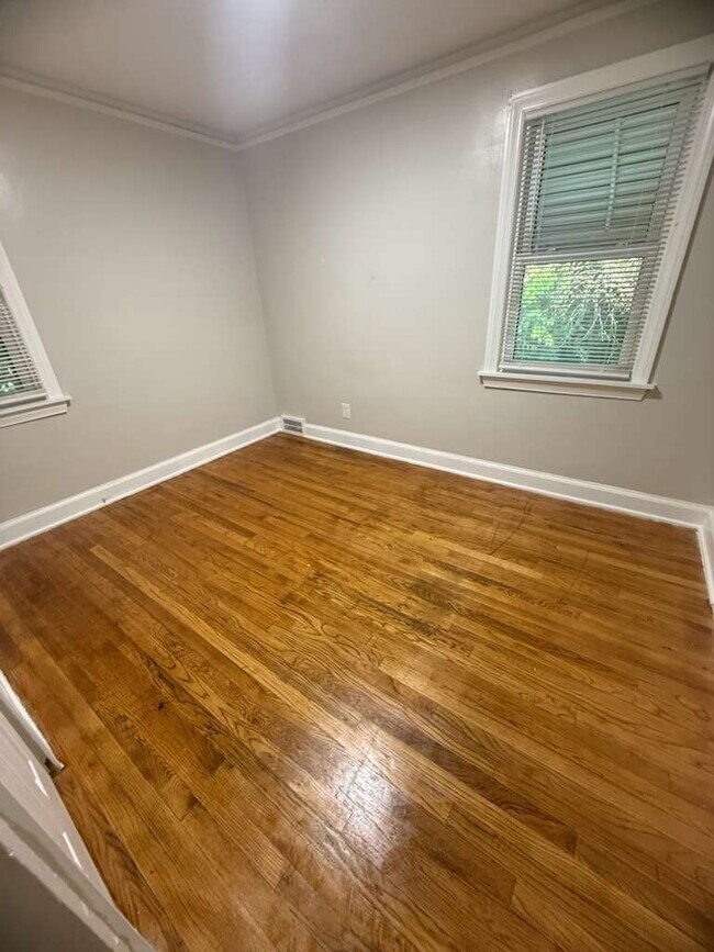 Building Photo - 3-Bedroom Gem on Indiana St with Spacious ...