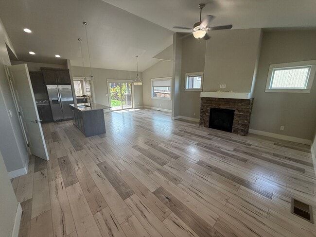 Building Photo - NE 3 Bdrm, 2 Bath, Gas Heat/Fireplace, Air...