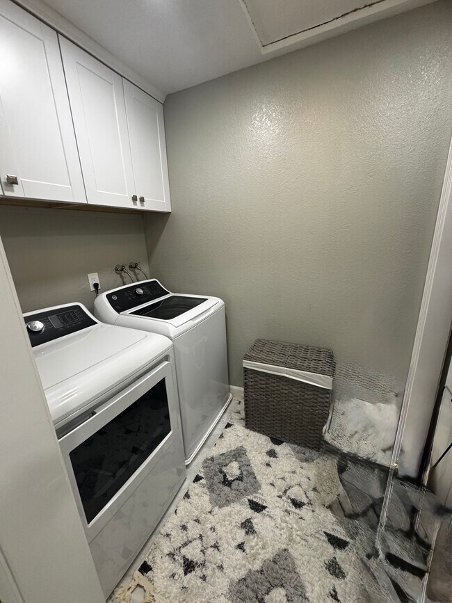 Building Photo - 2911 La Terrace Cir