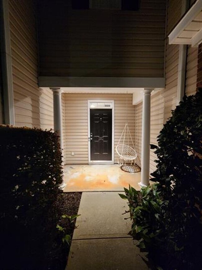 Building Photo - Spacious 3/2.5 Located Near Downtown Greenville!