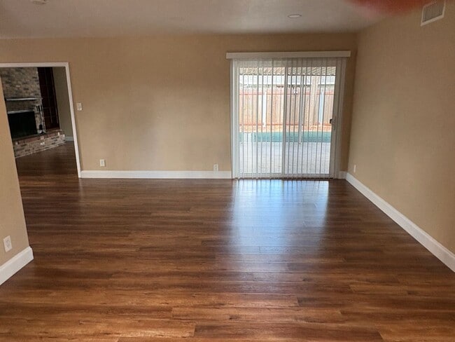 Building Photo - Beautiful 4 bedroom home