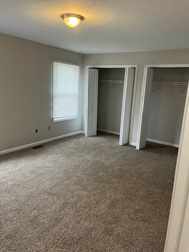 Building Photo - Spacious 2 Bed, 2.5 Bath Townhome in Peace...