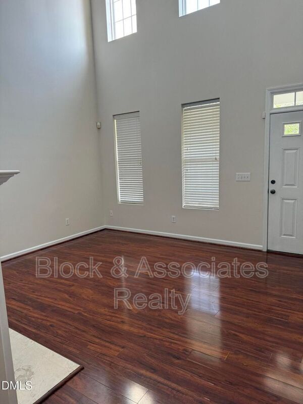 Building Photo - 537 Writers Way